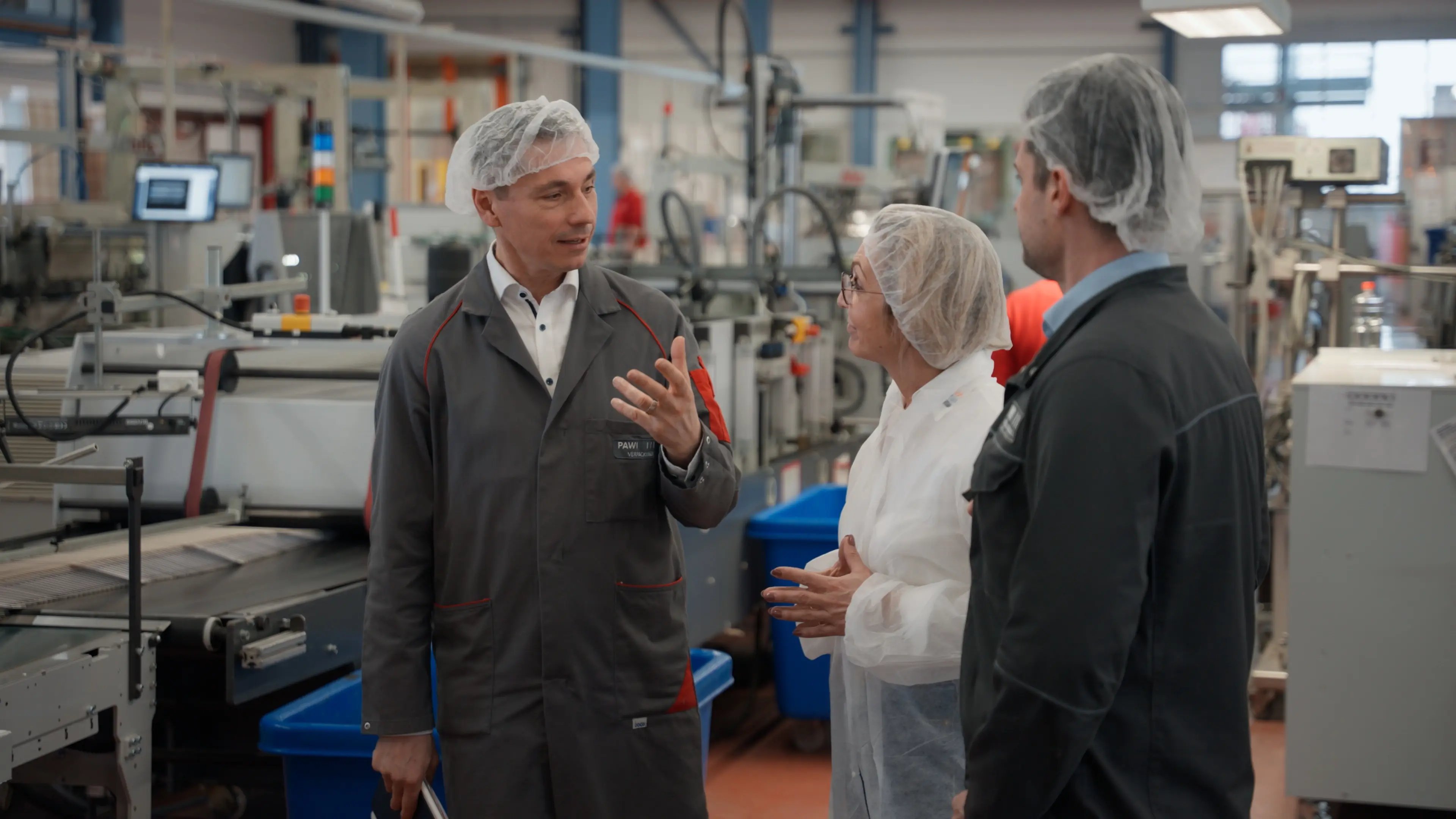Edoardo Finotti parla con Natascha Doeme e Remo Fehr davanti a una ERGOSA MFA. 