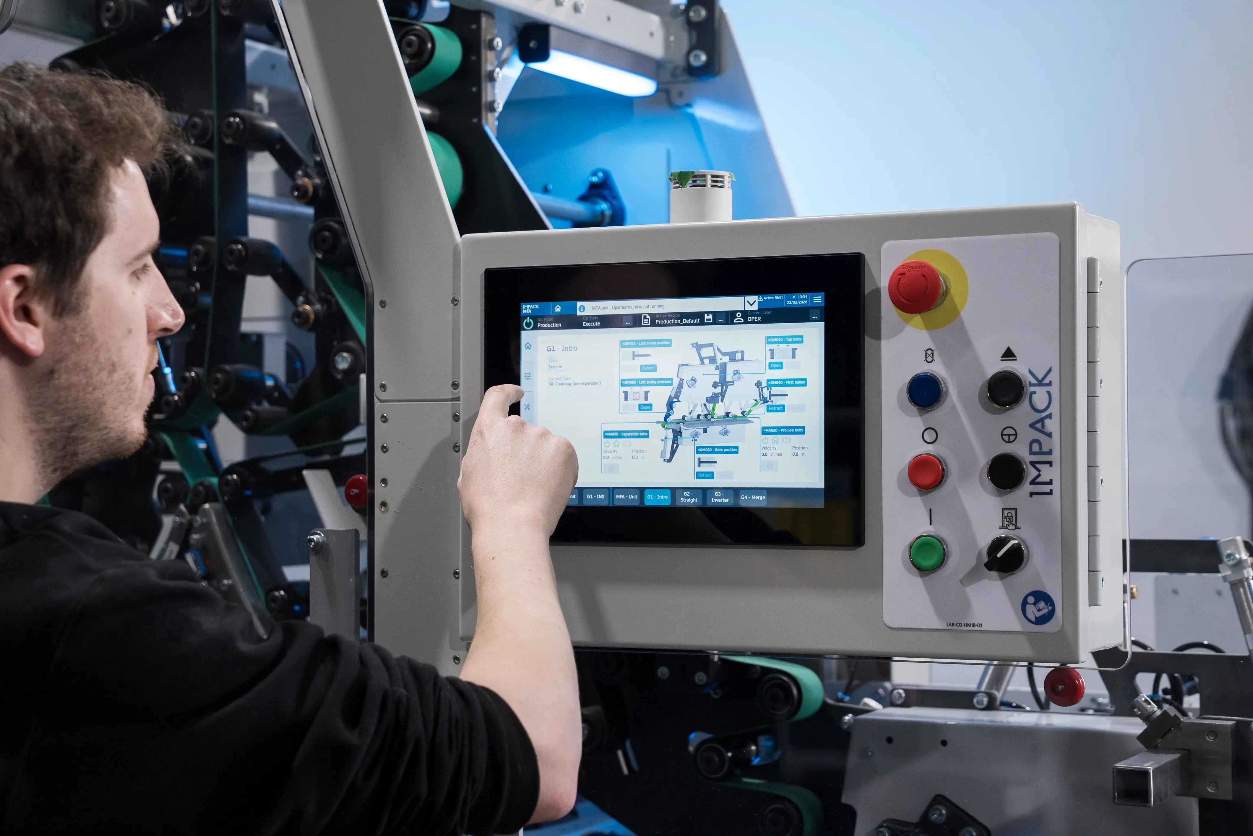 David appuie sur les boutons de l'écran de l'IHM de l'inverseur de lot MFA. 