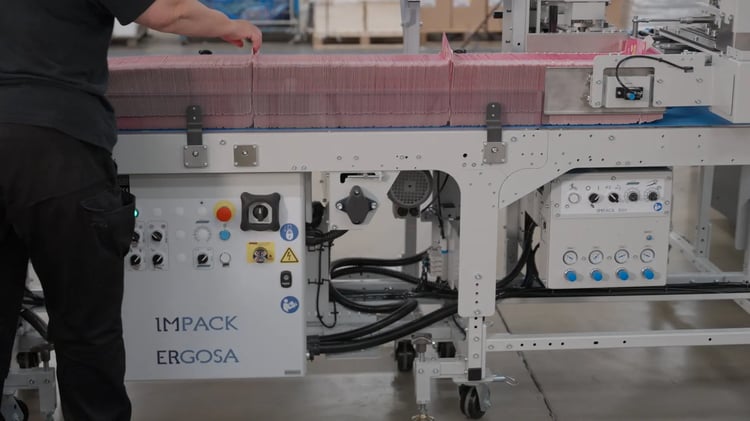 Front view of the ERGOSA accumulation conveyor with 3 batches of straight-line boxes, the kick-out box is clearly seen
