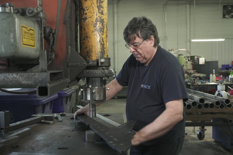 Richard führt in der IMPACK-Werkstatt präzises Anbohren und Gewindeschneiden von Teilen durch und stellt so den perfekten Sitz jedes Bauteils sicher.