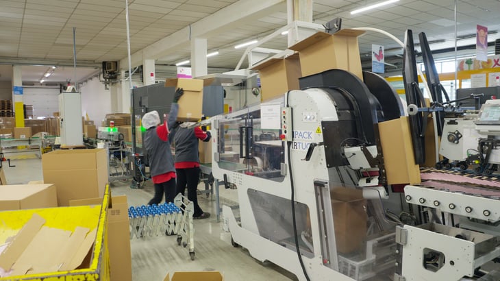 2 operetors working on the VIRTUO at BOX Marche