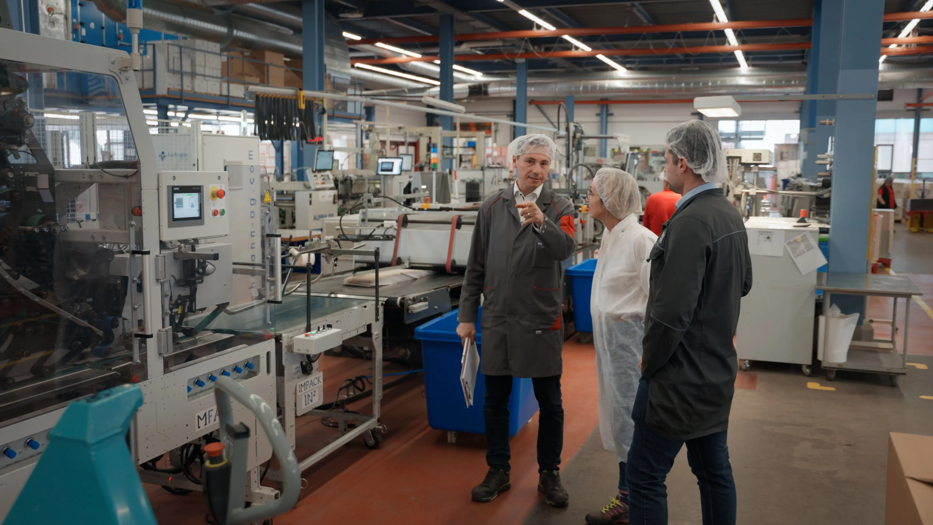 Edoardo Finotti, co-CEO Operations di PAWI, discute di miglioramento dei processi con Remo Fehr, responsabile di stampa, finitura e lavorazioni manuali, e Natascha Doeme, direttrice vendite IMPACK per la regione DACH. 